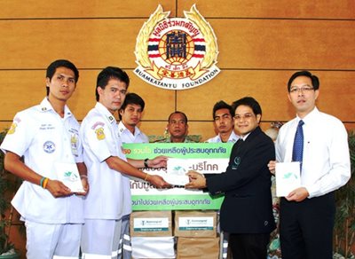Bumrungrad donates ‘Entering your home after a flood’ booklet to Ruamkatanyu Foundation 