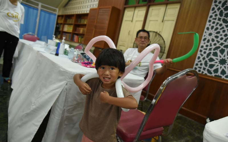 Ban Don Mosque Community